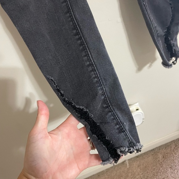 Women’s Size 24 Distressed Jeans - Picture 3 of 5